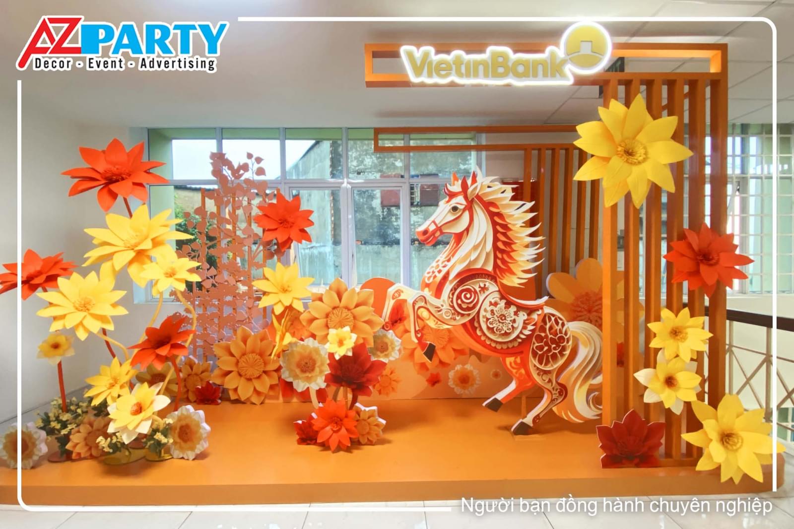 Tiểu cảnh trang trí Tết văn phòng VietinBank với mô hình ngựa, hoa giấy vàng cam rực rỡ