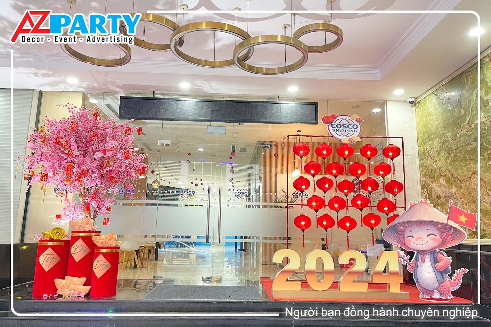 Tiểu cảnh cây đào và đèn lồng tại sảnh văn phòng 