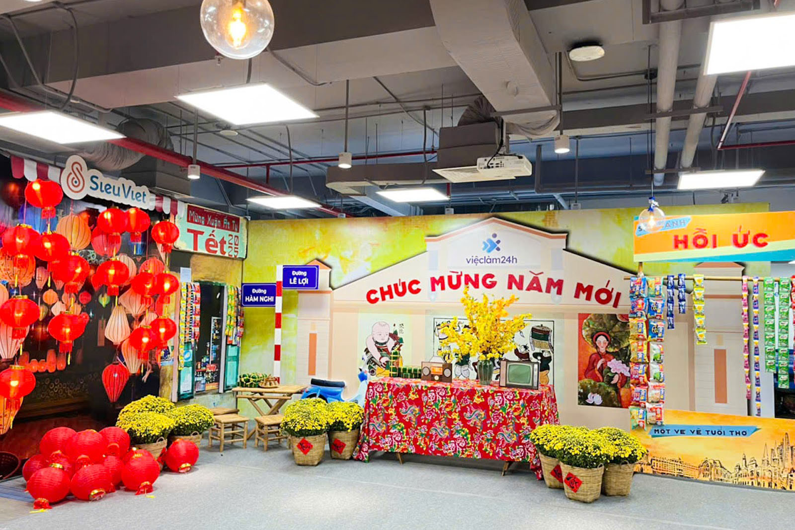 Tiểu cảnh tết xưa với sạp bánh tuổi thơ, đèn lồng và các hoạ tiết tết truyền thống