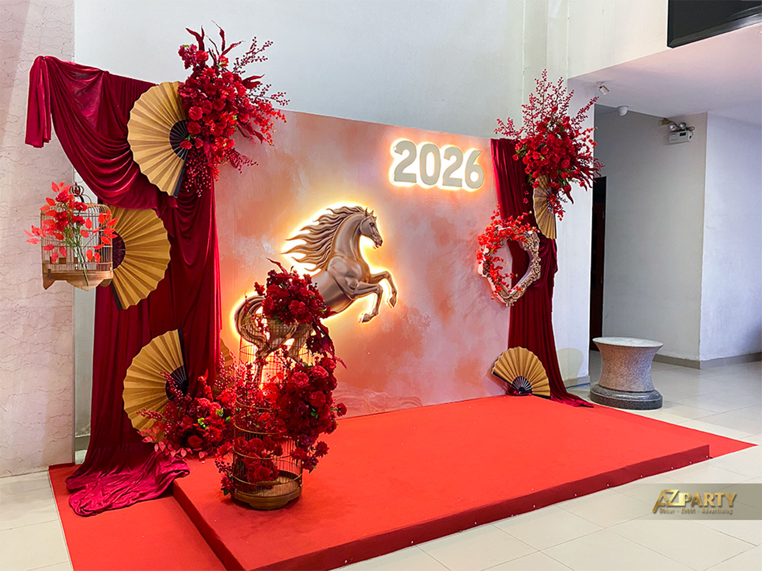 Tiểu cảnh tết sang trọng với tone đỏ, linh vật ngựa phi mã đón xuân 2026 