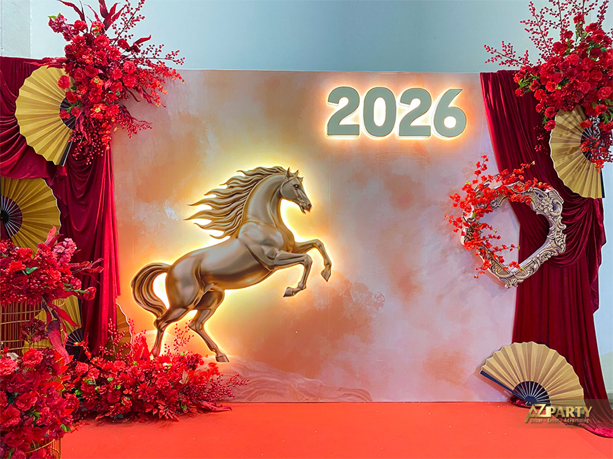 Cận cảnh tiểu cảnh tết 2026 với linh vật ngựa ốp đèn nổi bật, vải nhung cắm hoa sang trọng
