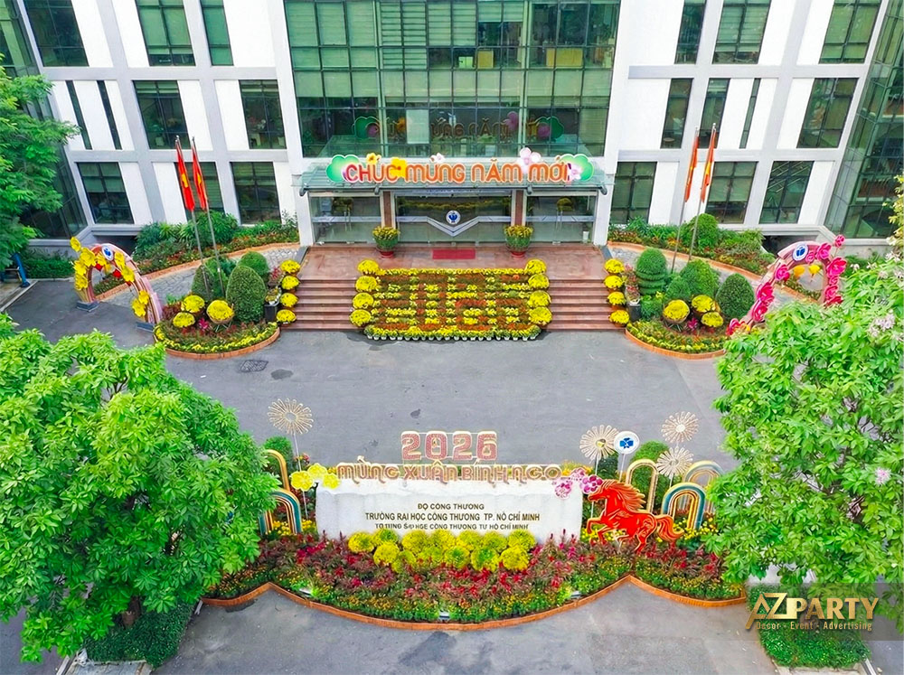 Khung cảnh trang trí tết bính ngọ 2026 tại khuôn viên trường đại học Công Thương TPHCM từ trên xa nhìn xuống 