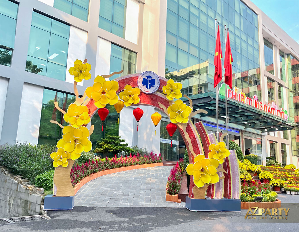 Trang trí cổng tết hoa mai rực rỡ tại trường ĐH công thương