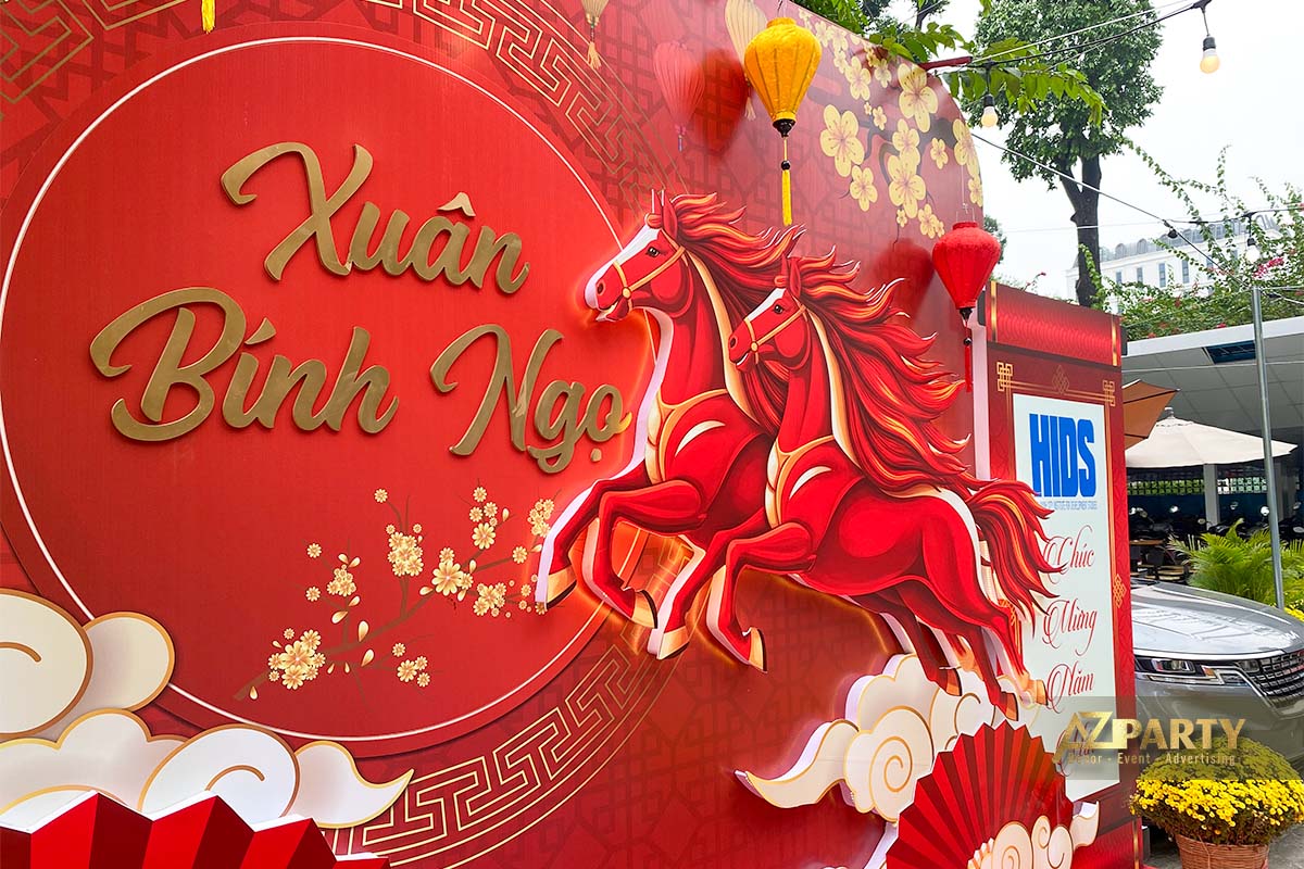 Cận cảnh chi tiết linh vật phi mã của năm 2026 được ốp nổi ấn tượng trên tiểu cảnh Tết