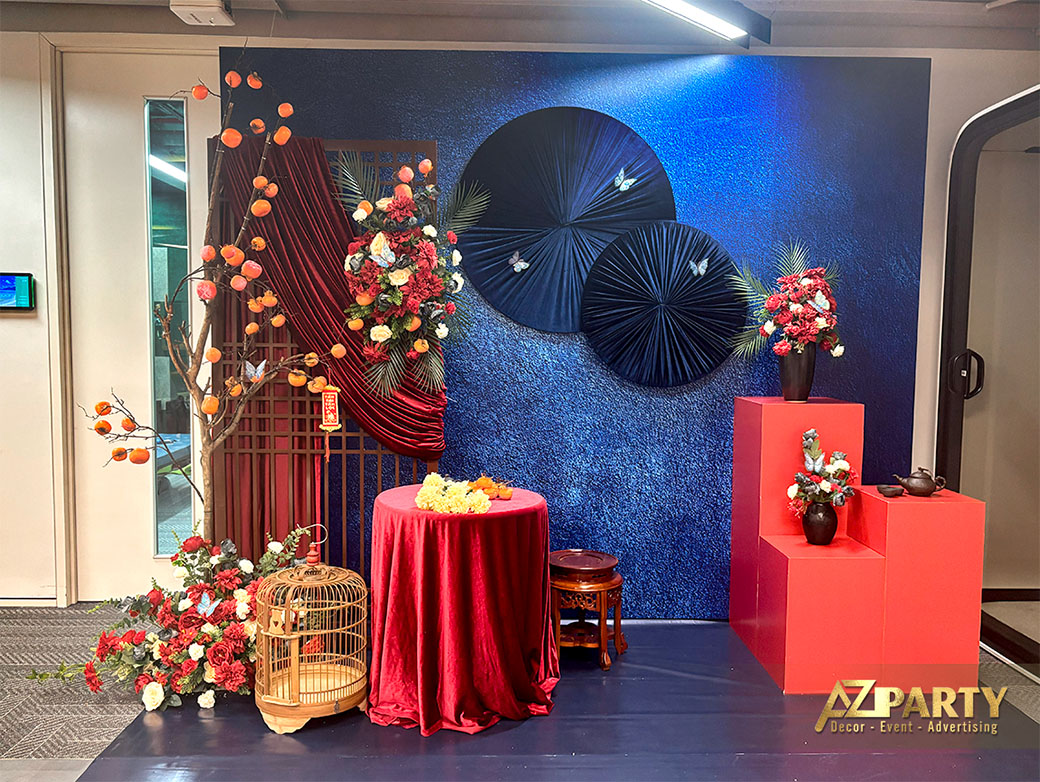 Tiểu cảnh trang trí Tết văn phòng thanh lịch nhẹ nhàng lấy cảm hứng từ mùa đầu xuân với cành hồng khô, vải nhung, sắc hoa ngày Tết