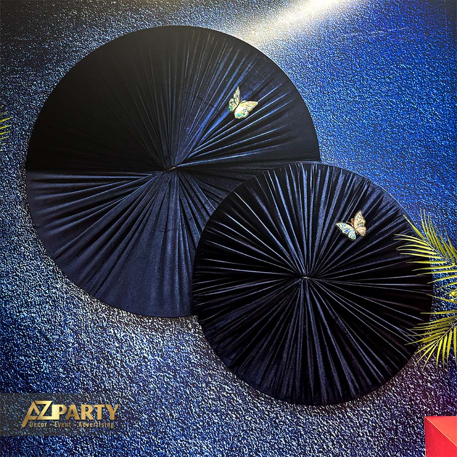 Cận cảnh chi tiết trang trí Tết với hai quạt tròn xếp nếp màu xanh dương sang trọng