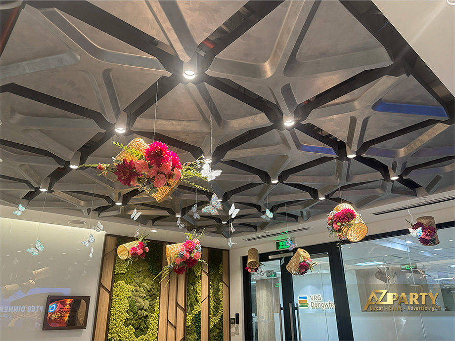 Trang trí tết trần nhà bằng giỏ hoa xuân rực rỡ, cánh bướm xuân lấp lánh