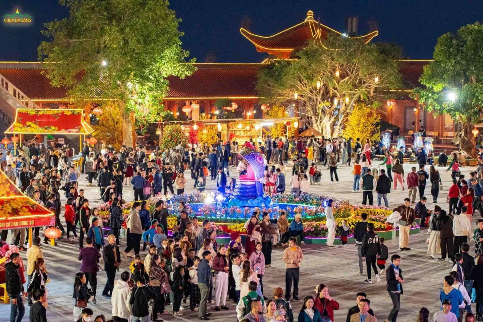 Mọi người ghé thăm chùa mùa Tết 