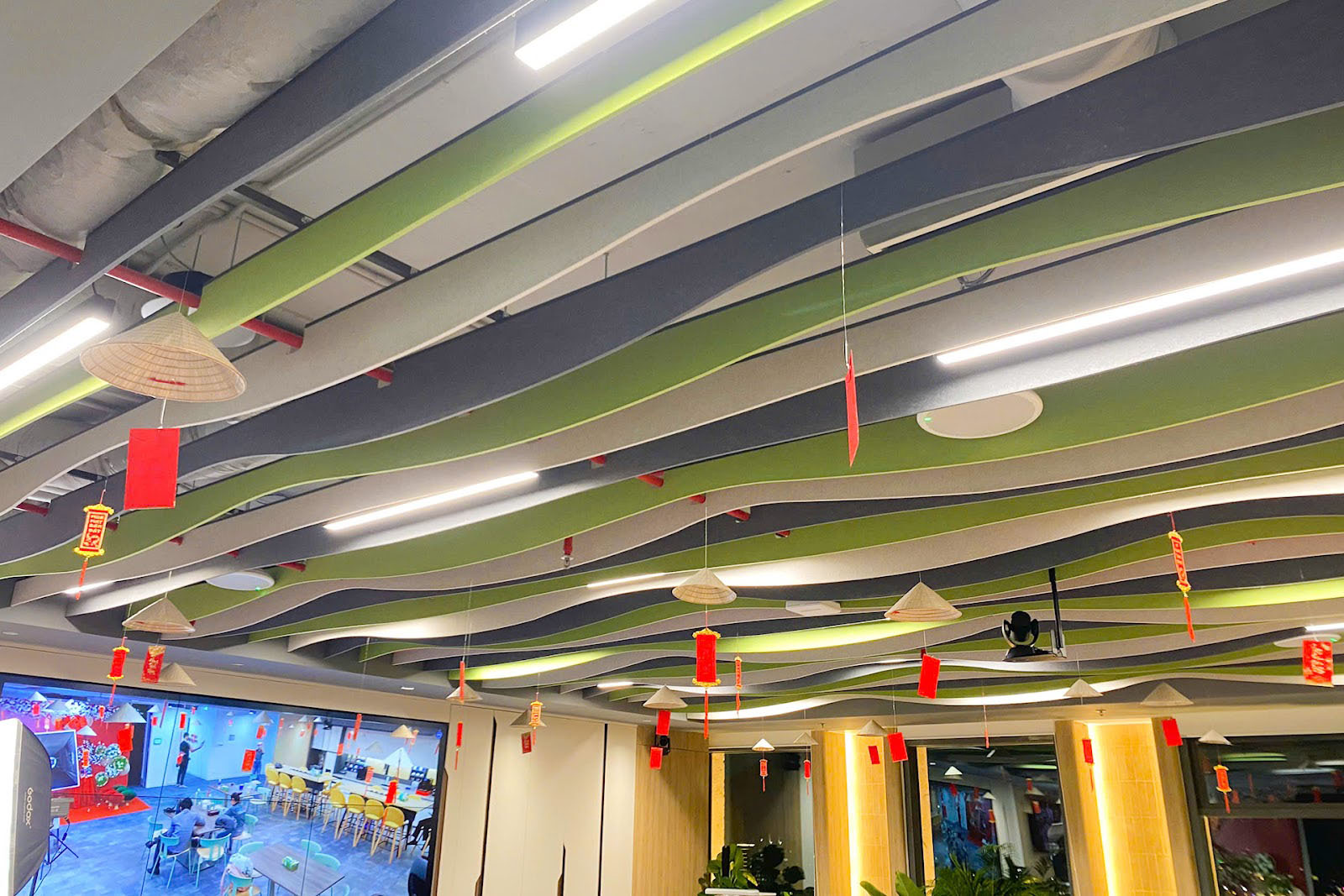 Trang trí dây treo nón là và bao lì xì trên trần 