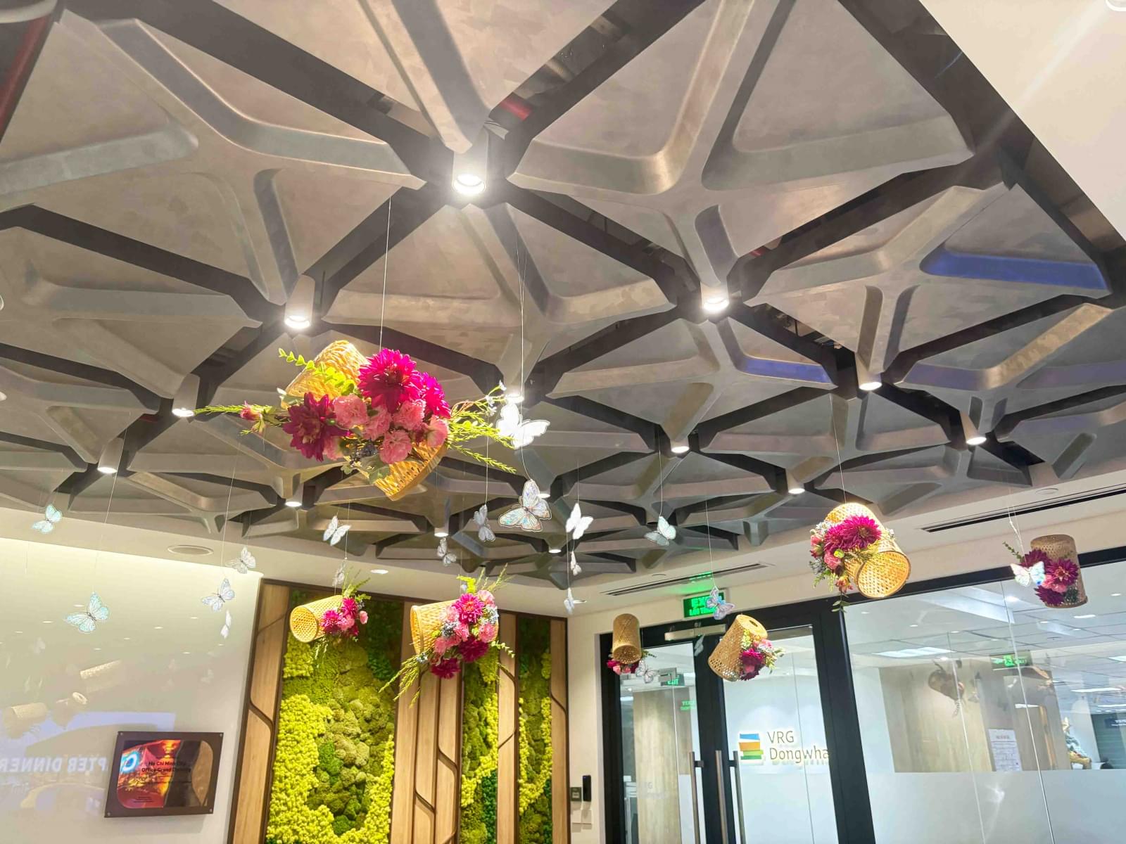 Trang trí Tết tràn nhà văn phòng bằng dây treo giỏ hoa xuân rực rỡ, cánh bướm lấp lánh