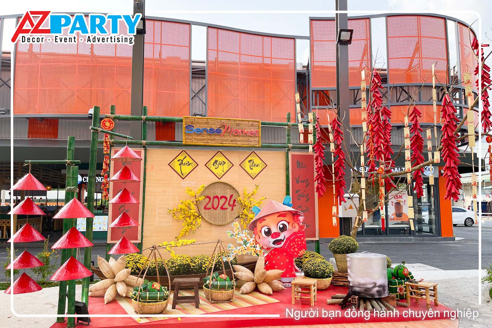 TIểu cảnh tết ngoài trời với cây nêu đỏ, nón lá truyền thống, nồi bánh trưng nghi ngút khói, 