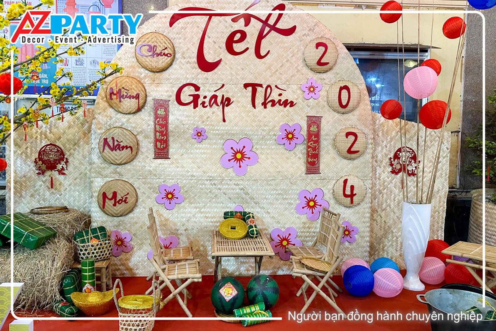 Trang trí tết với concept tết xưa, hoài niệm với các phụ kiện mành tre, mẹt tre, bàn ngồi uống trà truyền thống 