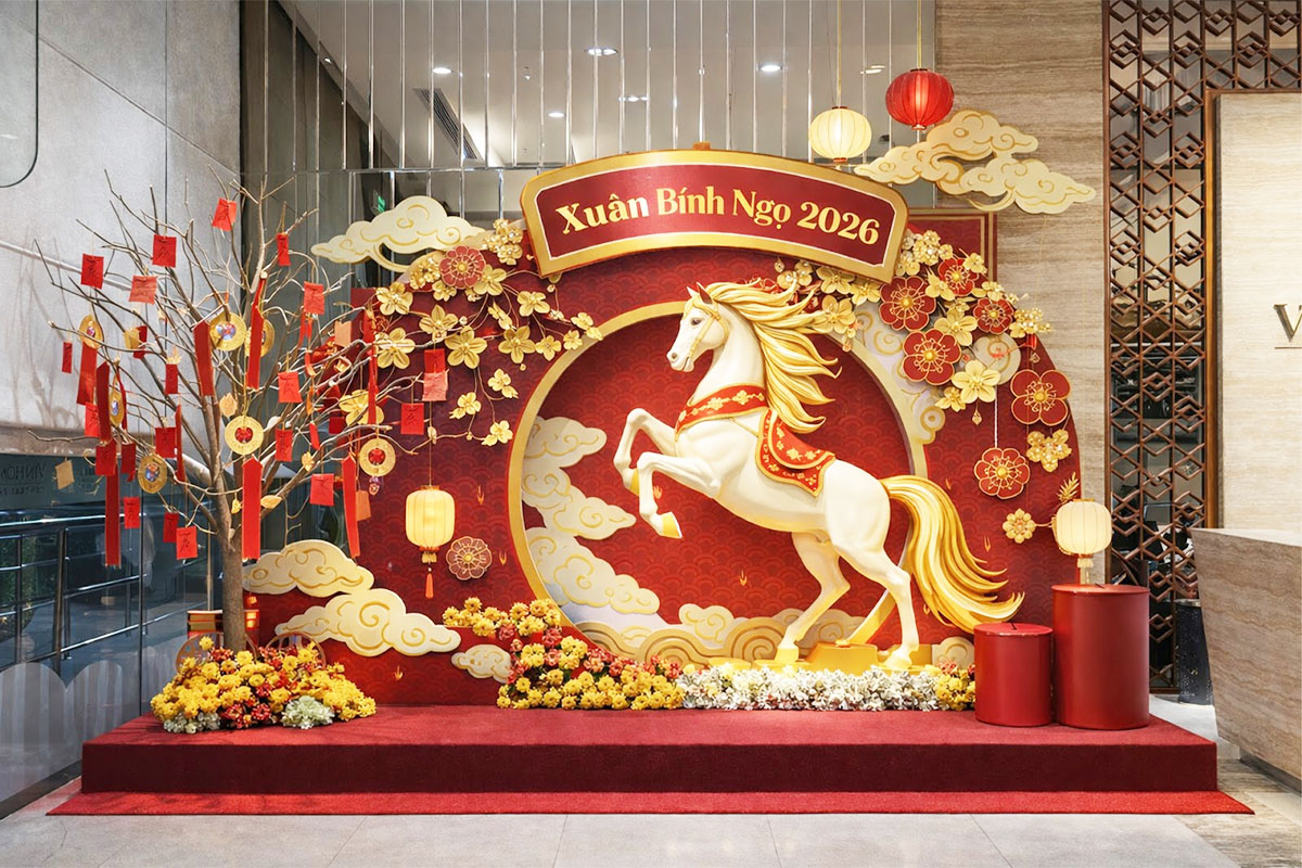 Tiểu cảnh trang trí Tết Xuân Bính Ngọ 2026 với tone đỏ vàng, hình ngựa nổi bật, hoa mai đào, đèn lồng và khu vực check-in sang trọng.