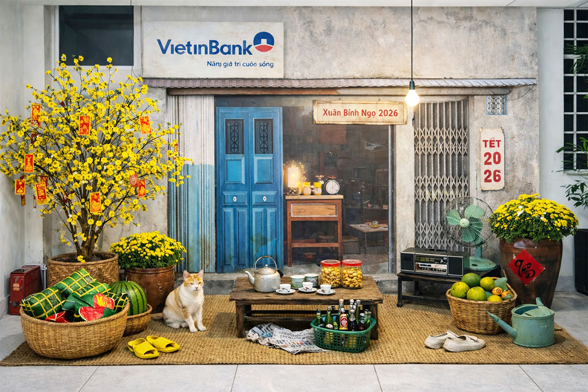 Tiểu cảnh trang trí Tết phong cách nhà phố xưa với cửa gỗ xanh, bàn trà truyền thống, hoa mai vàng, bánh chưng, không gian check-in hoài niệm.