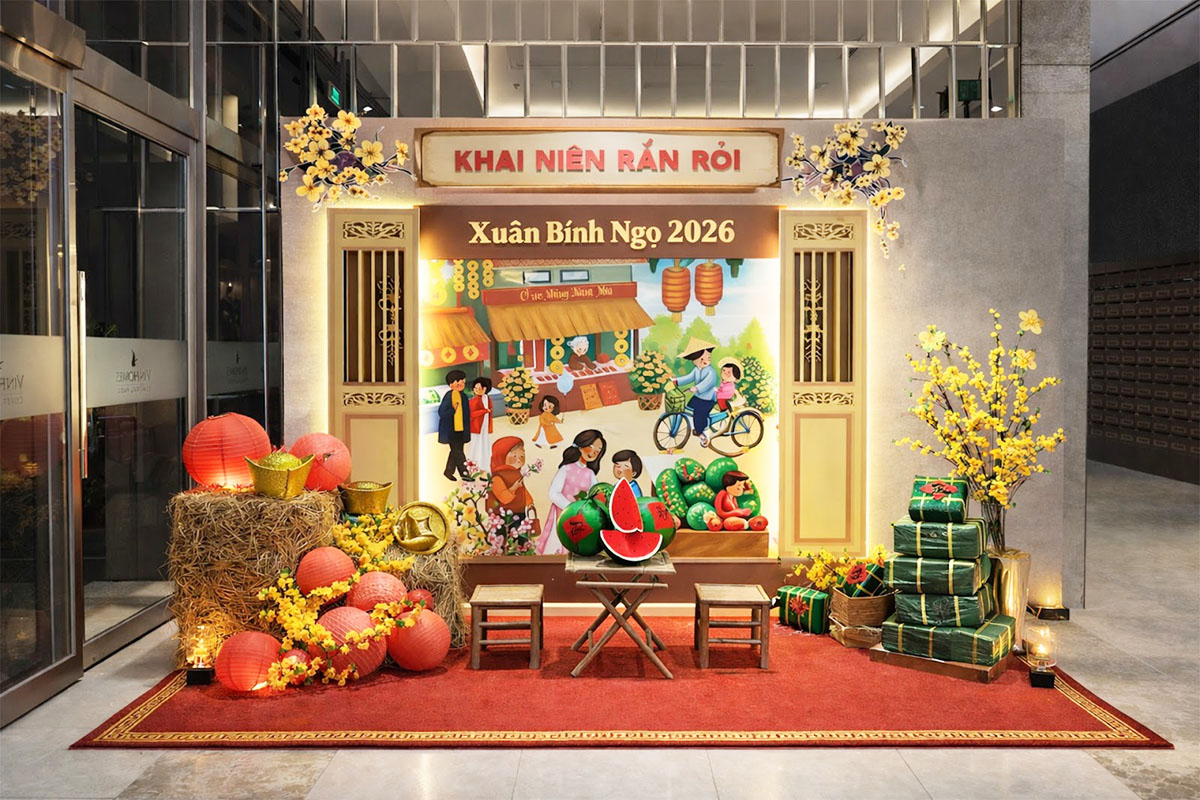 Tiểu cảnh trang trí Tết phong cách chợ Tết xưa với tranh minh họa dân gian, bánh chưng, dưa hấu, đèn lồng đỏ