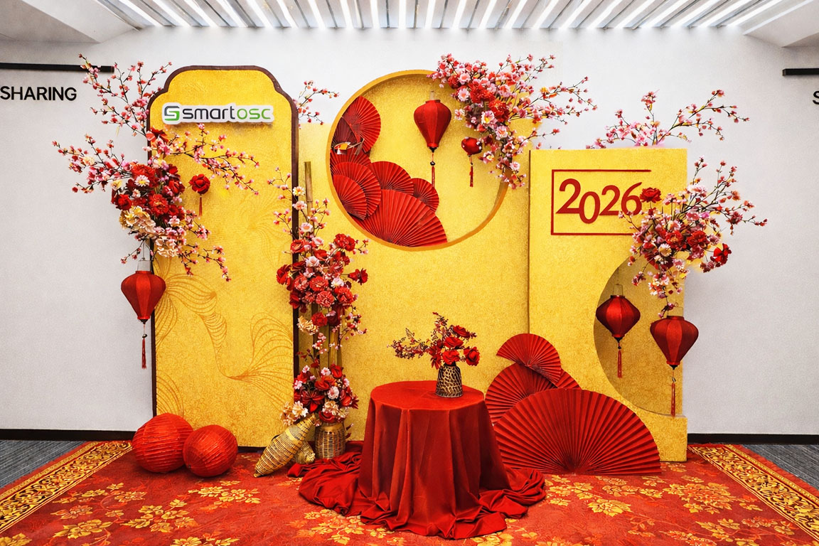 Tiểu cảnh trang trí Tết phong cách hiện đại sang trọng với phông vàng ánh kim, hoa đào đỏ, quạt giấy nghệ thuật, đèn lồng đỏ 