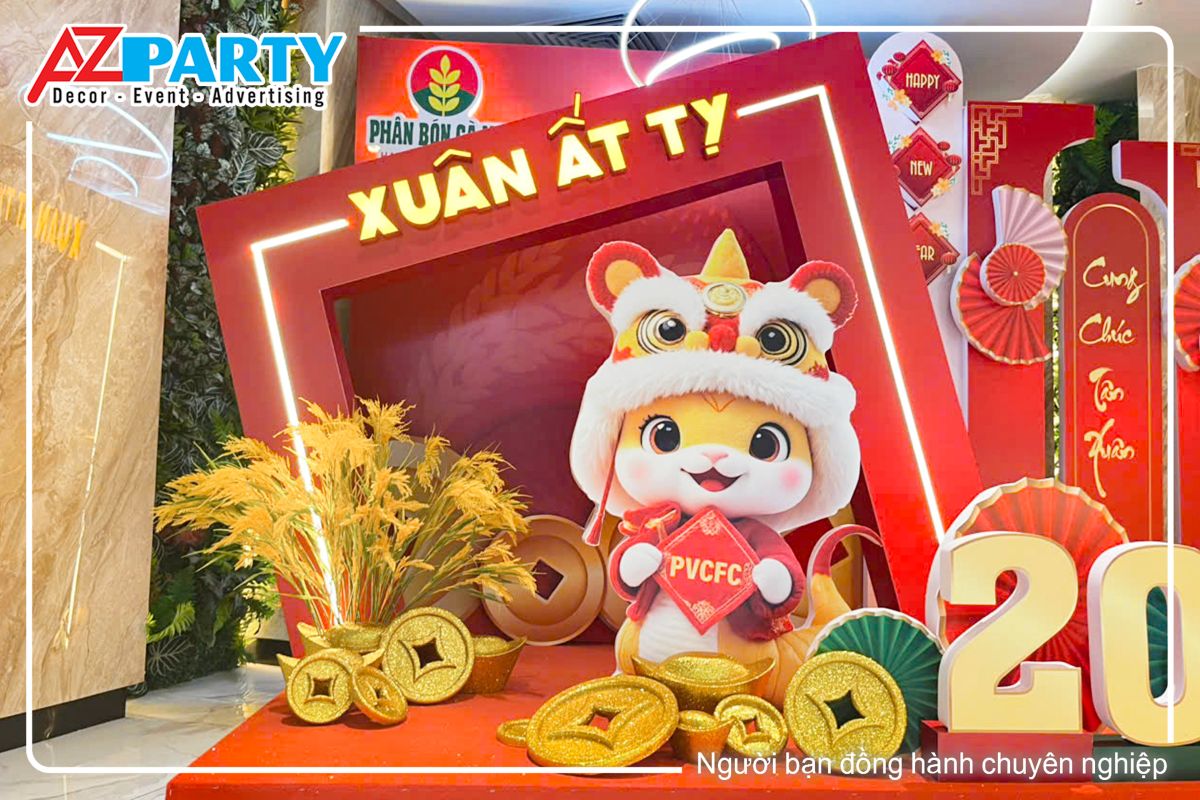 cận cảnh của tiểu cảnh, chú rắn, cụm lúa và logo của công ty được sắp xếp logic