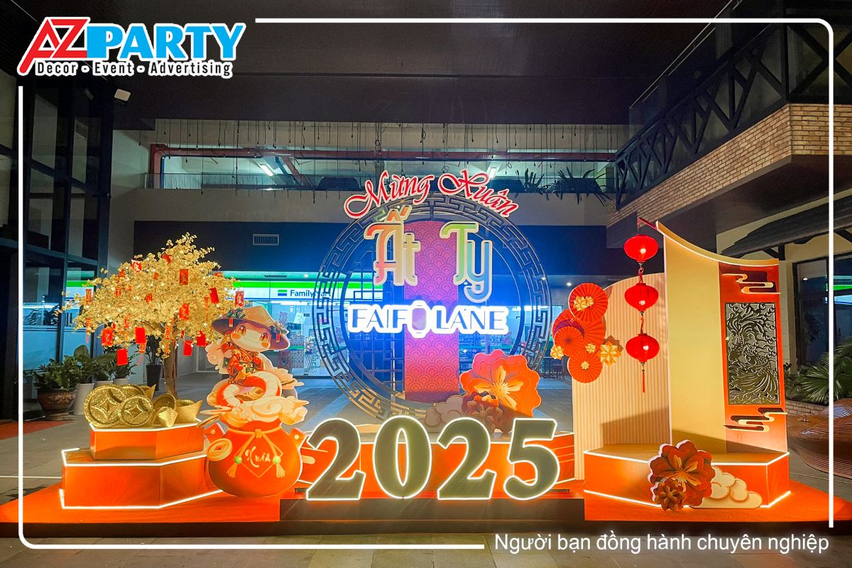 tiểu cảnh tết tại TTTM Faifo Lane với tông màu đỏ, nổi bật là dòng chữ Mừng xuân Ất Tyh Faifo Lane và bộ chữ 3D 2025 ở phía trước
