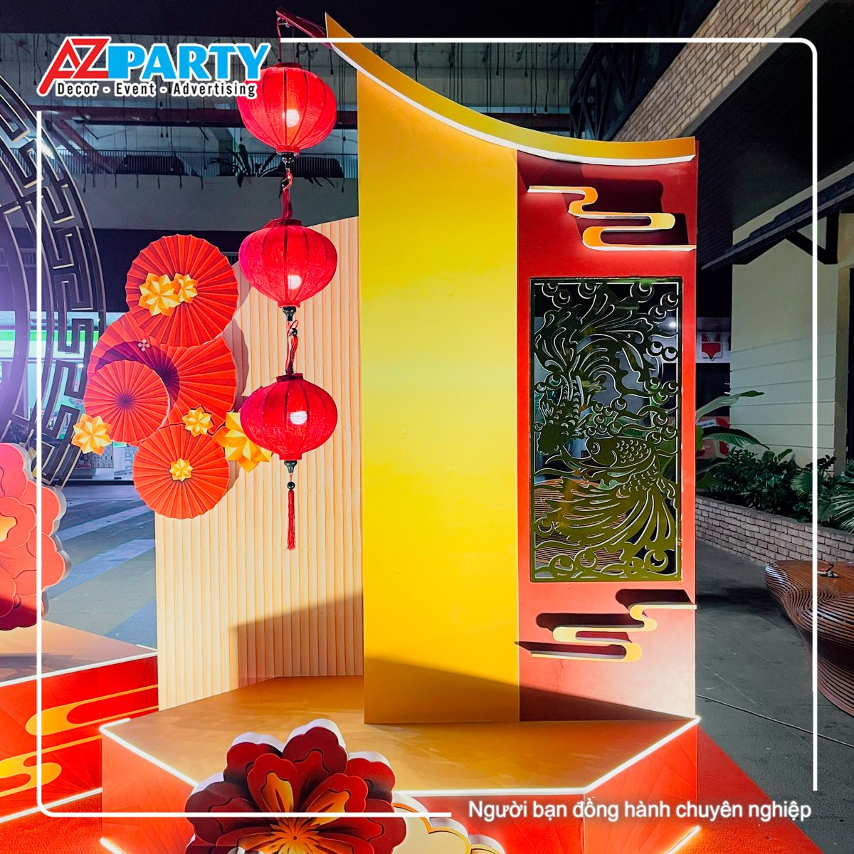 Vách lưng với họa tiết và hoa văn truyền thống, trên trái có treo đèn lồng đỏ