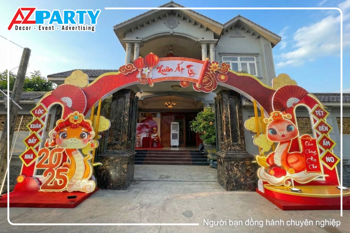 cổng chào tết xuân Ất Tỵ 2025 đặt trước cổng nhà, 2 bên cổng là linh vật 2 chú rắn dễ thương