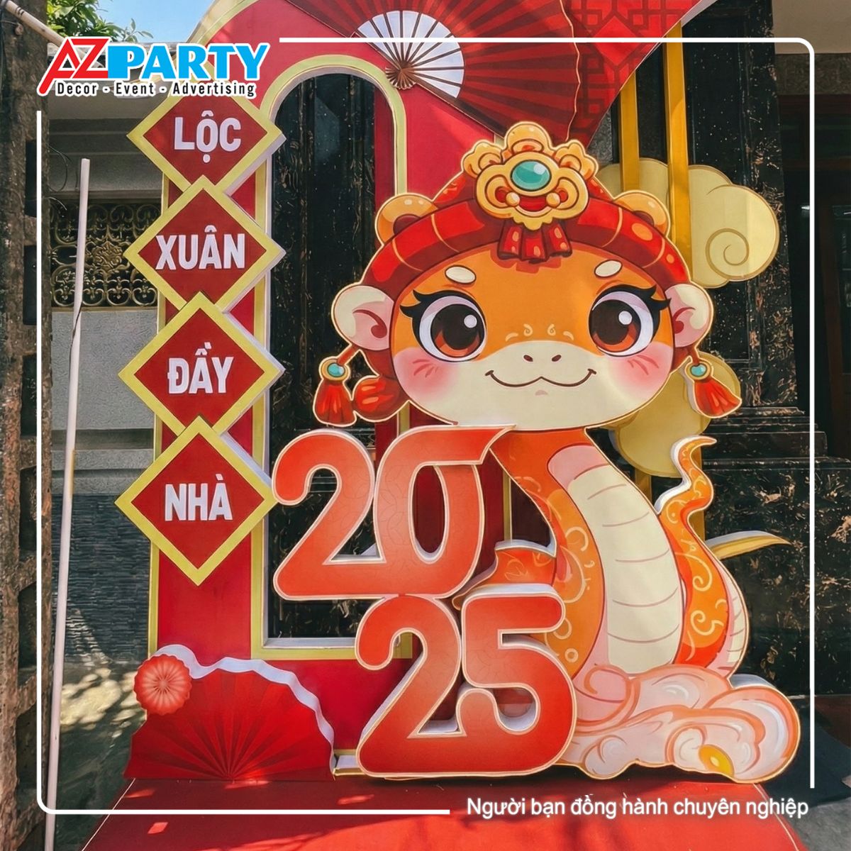 cận cảnh chú rắn linh vật ở cột bên phải, với câu đối "Lộc Xuân Đầy Nhà" và số 2025 tạo hình nghệ thuật