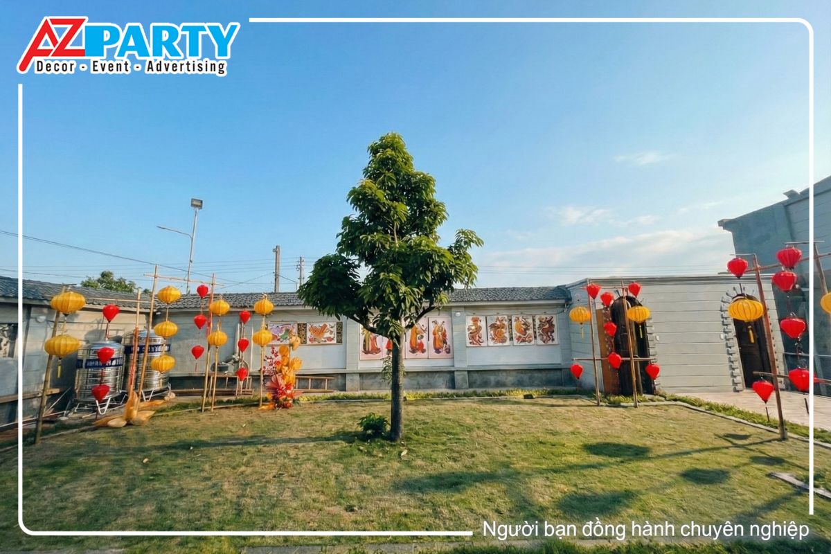 toàn cảnh khu vực sân nhà được trang trí với lòng đèn và bức tranh tết quê