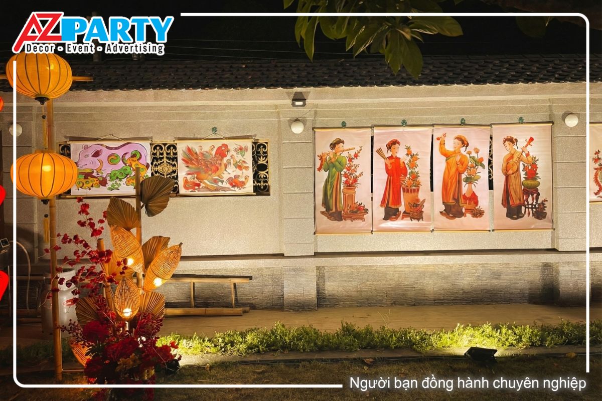 cận cảnh bức tranh tết: lợn, gà trống, tranh tứ bình...treo trên tường