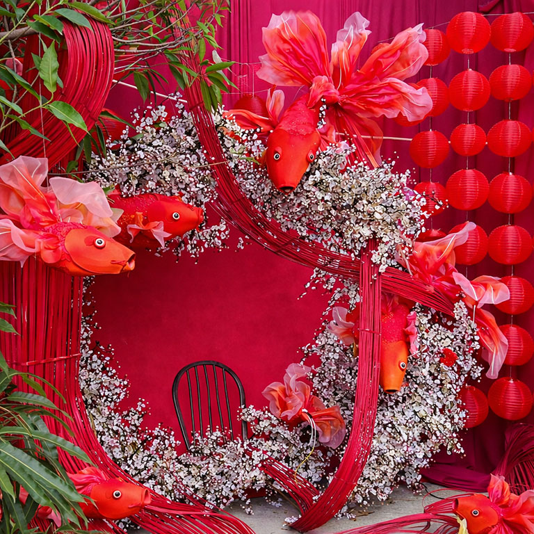 Tiểu cảnh tết đẹp với vòng hoa trắng tinh khô, phên tre và cá chép uốn lượn