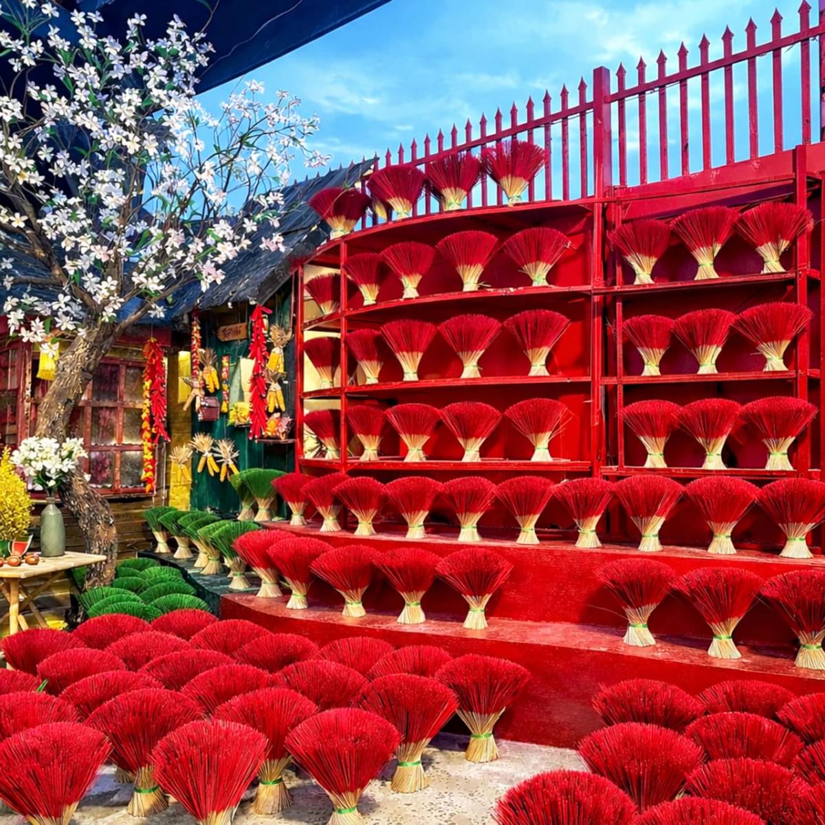 Decor tết nhang tăm rực rỡ