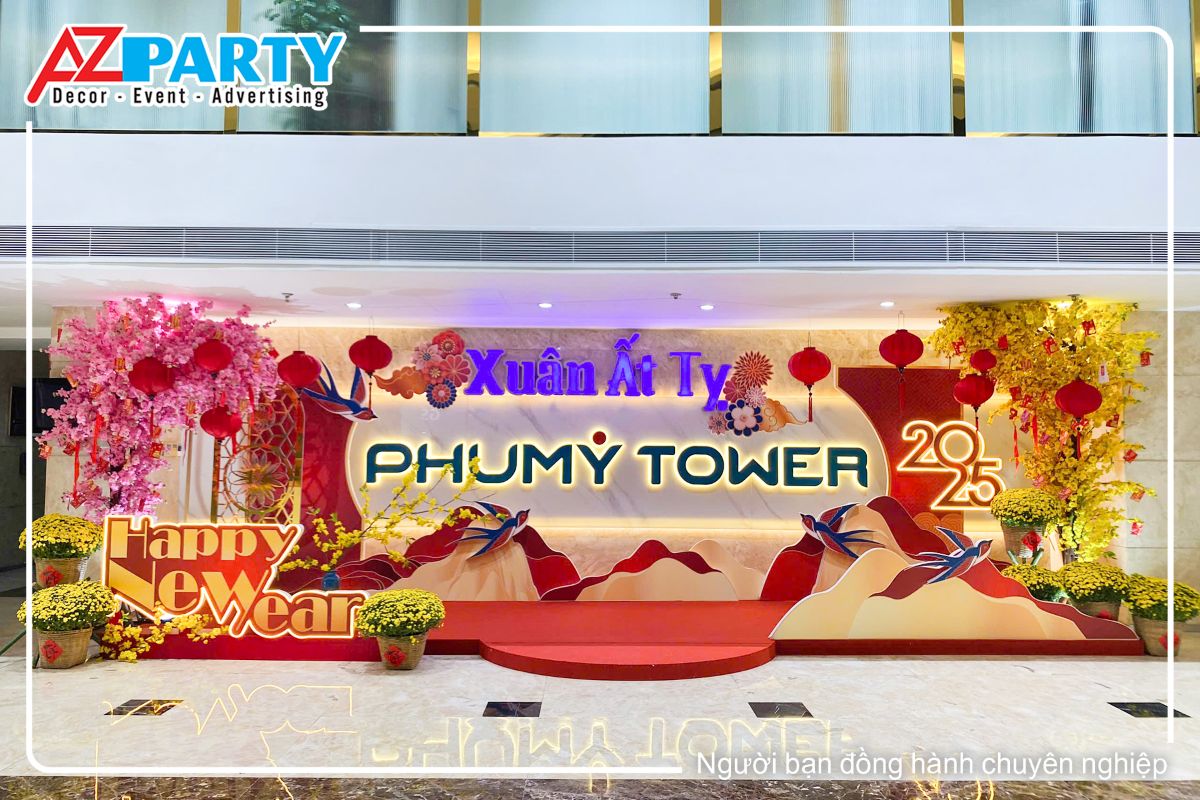 Tiểu cảnh tết tại PVFCCo theo concept mây núi, 2 bên là cụm hoa đào và hoa mai rực rỡ. Ở giữa là những dãy núi và những chú chim én vươn sải cánh banh lượn. Tất cả tạo nên một bức tranh phong cảnh mùa xuân đầy sức sống