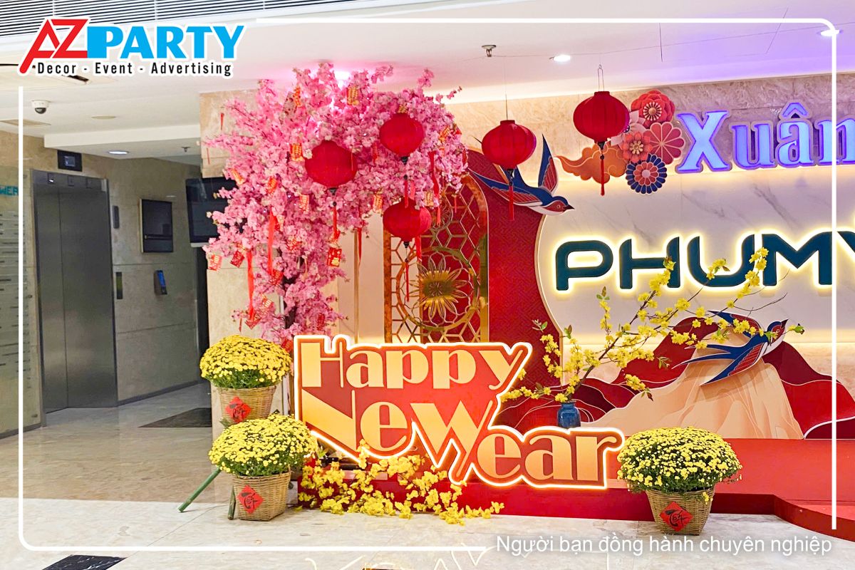 dòng chứ Happy New Year tại tiểu cảnh, phía sau với cây đào hồng, phía trên là đèn lồng đỏ với chim én