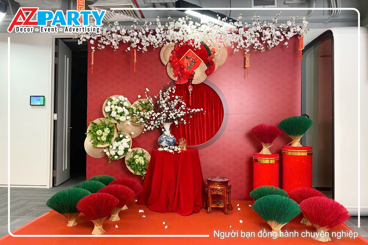 Tiểu cảnh tết tại công ty Roche Pharma  với hoa mơ trắng, hoa hồng trắng cùng những bó tăm hương tạo nên cảnh tết nhẹ nhàng mà nhã nhặn