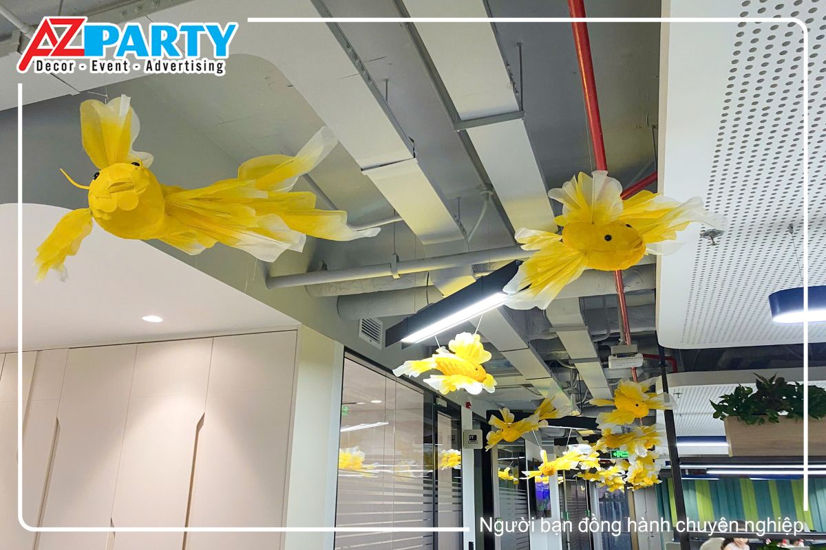 cá chép vàng treo trên trần tại khu vực làm việc