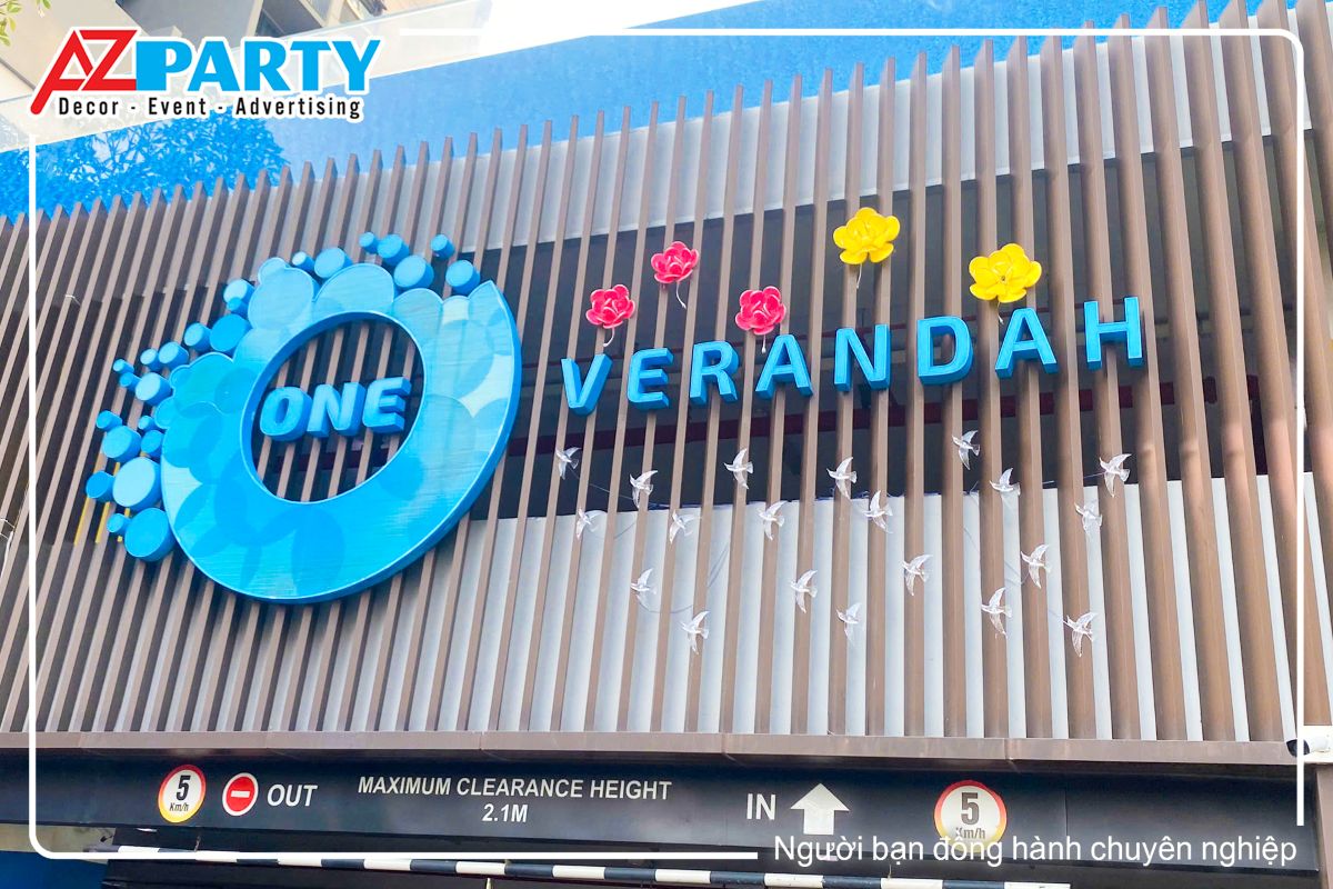 trang trí hoa, chim én bay lượn tại logo One Verandah