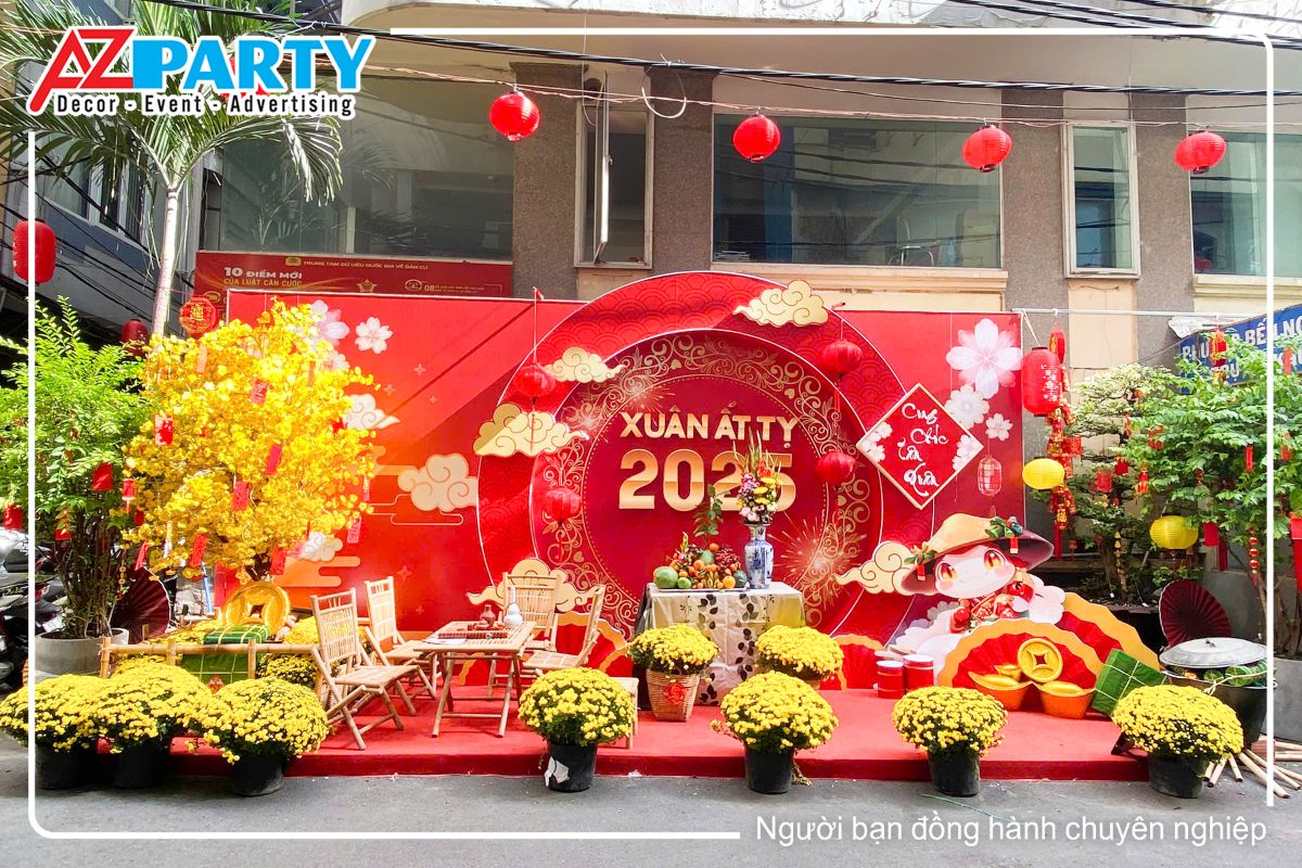 Tổng quan tiểu cảnh tết tại KP4, P. Bến Nghé, Q.1. Tông màu chủ đạo của tiểu cảnh là màu đỏ và màu vàng. Nổi bật là mâm xôi cúc vàng và cây mai vàng, ở giữa tiểu cảnh bộ bàn ghế tre