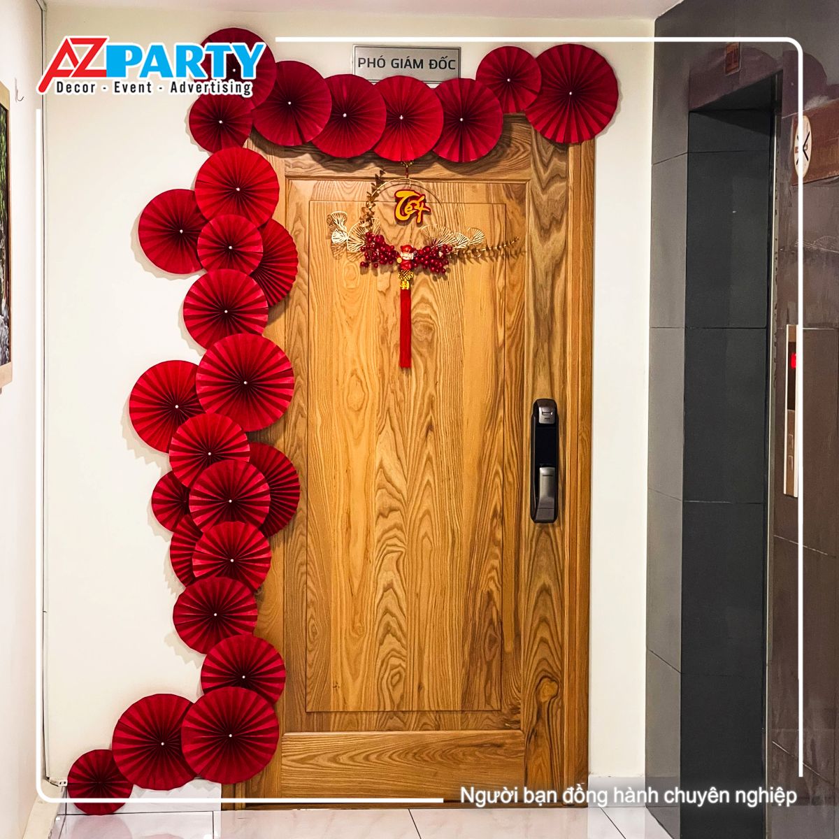 trang trí cửa phòng bằng quạt đỏ và vàng nguyệt quế tết