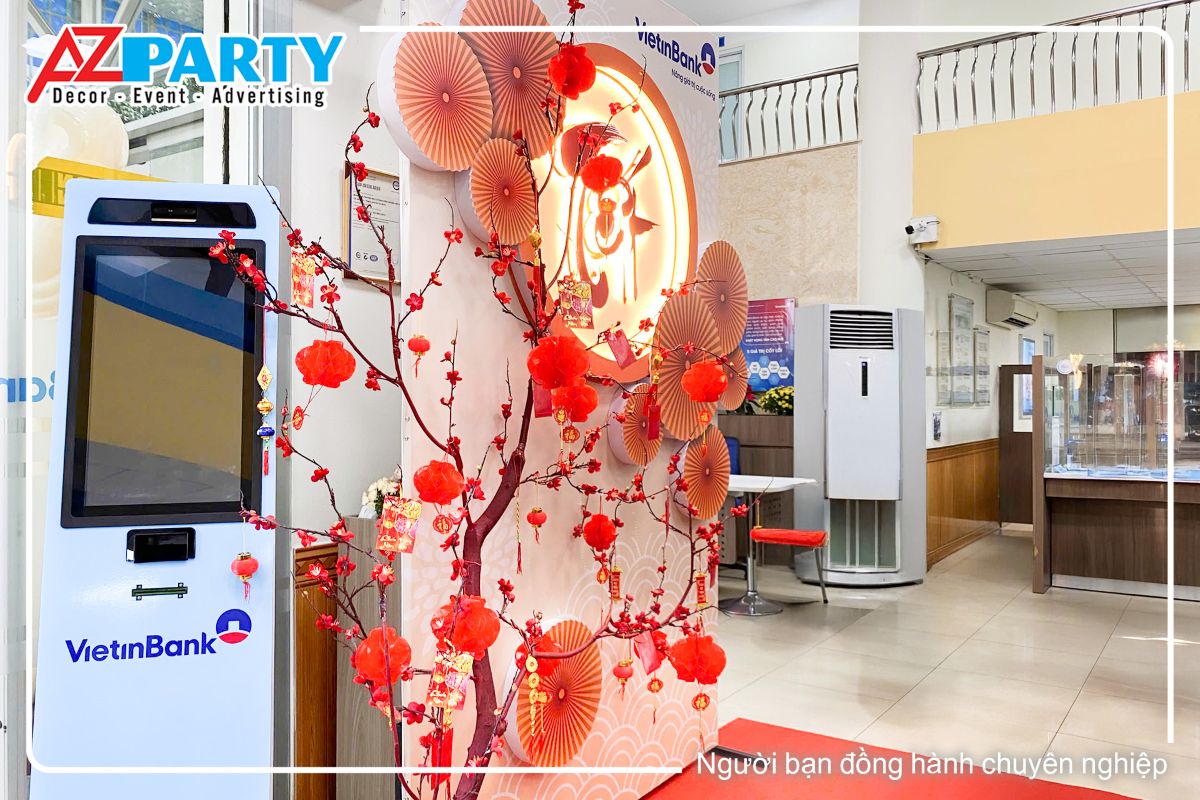 tiểu cảnh tết tại sảnh đón khách của VietinBank với cành đào đỏ, hộp đèn có chữ Tết thư pháp