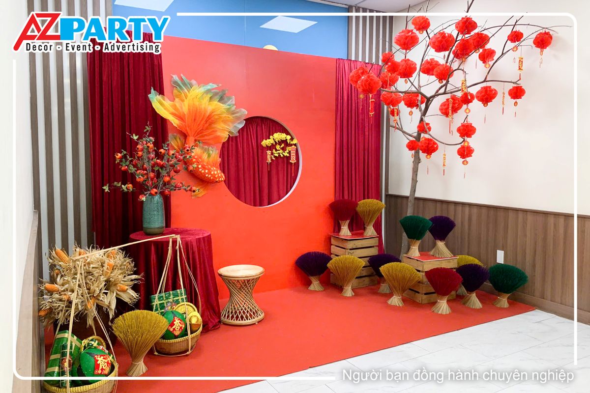 Một tiểu cảnh khác tại chi nhánh của Ngân Hàng VietinBank với các chi tiết trang trí như cá chép, bình lựu, bó tăm hương, cây lồng đèn