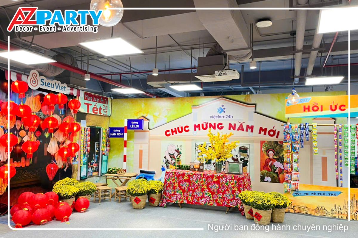 Tiểu cảnh tết tại Siêu Việt tái hiện lại một góc Sài Gòn xưa, với đèn lồng, quán tạp hóa, tranh đông hồ, ti vi đen trắng