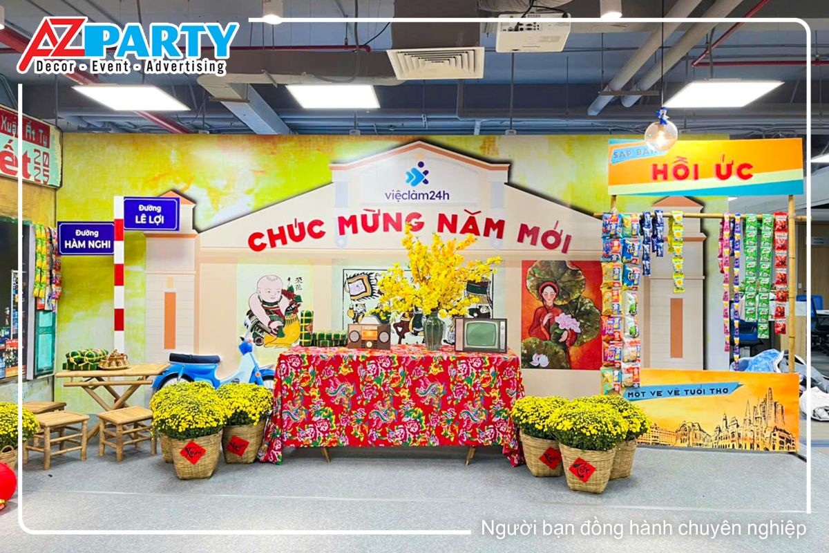 cận cảnh chiếc tủ trưng bày ngày tết, với các đồ vật như chậu mai vàng, bánh tét, chiếc đài ra đi ô, tivi đen trắng 