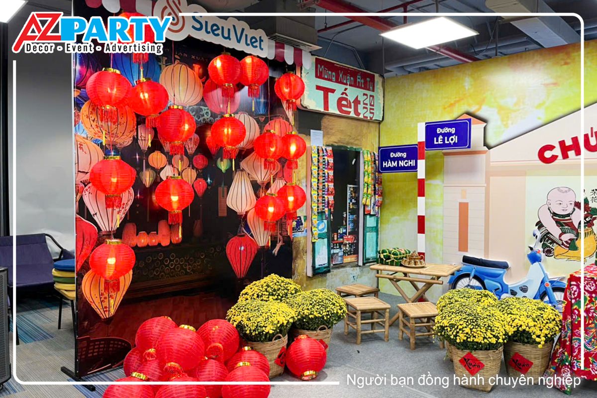 Góc phố tại góc đường Hàm Nghi, Lê Lợi, với lồng đèn đỏ treo tại trước cửa các quán