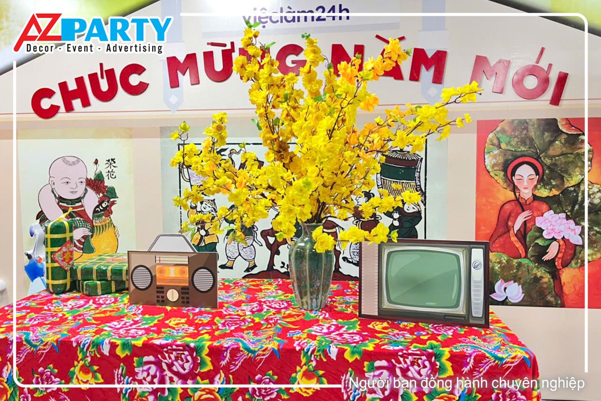 Ti vi, đài ra đi ô, chậu cây mai vàng, cặp bánh trưng bánh tét trên bàn