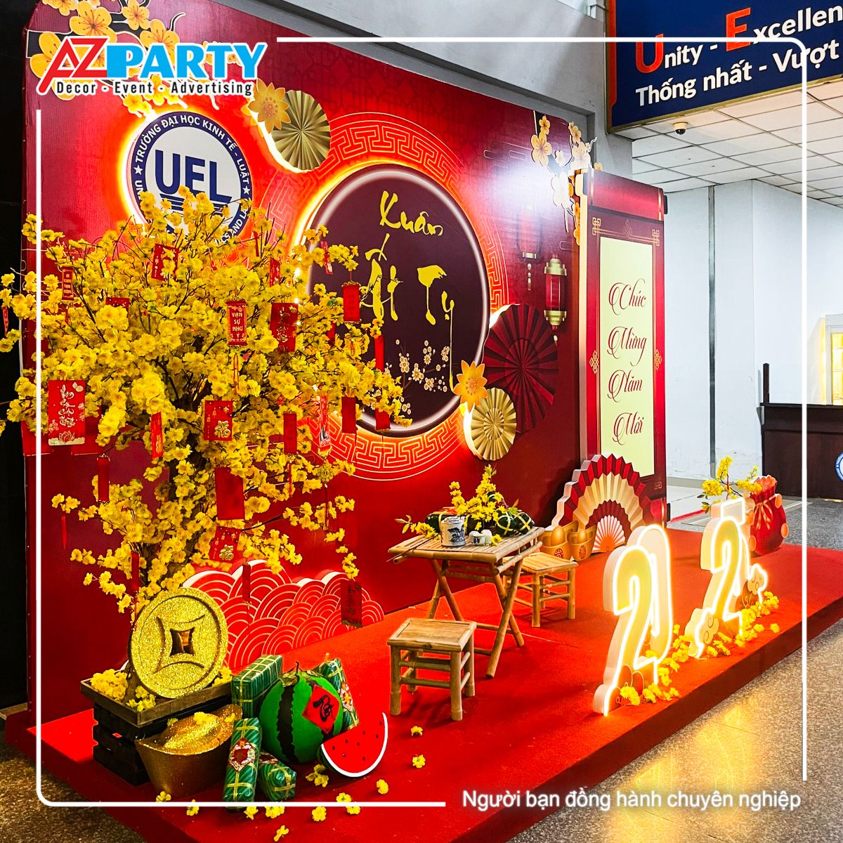 góc trái của tiểu cảnh, nổi bật là hình ảnh cây mai vàng