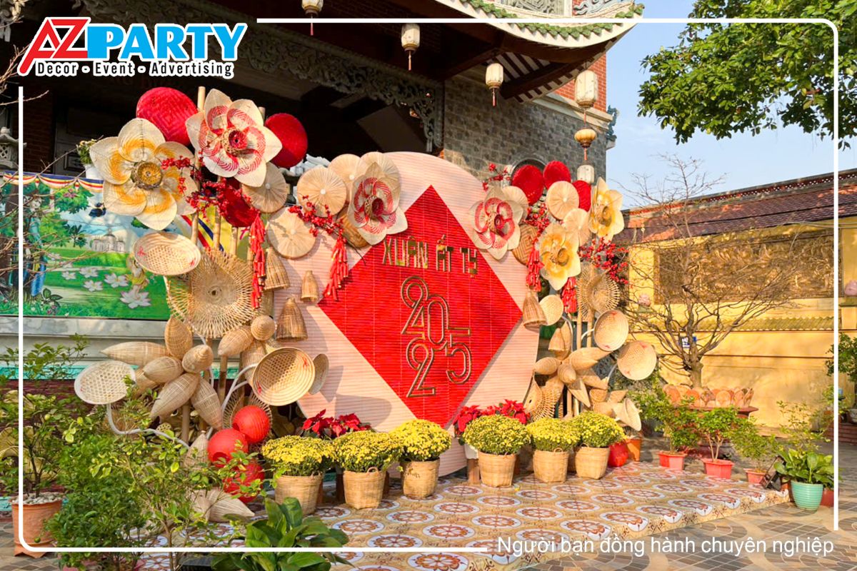 góc trái của tiểu cảnh, nổi bật à hình ảnh bông hoa sen bằng tre, hoa cây hoa súng bằng chất liệu tre