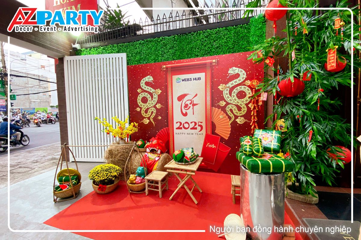 Góc phải của tiểu cảnh, với gốc tre, nồi bánh chưng