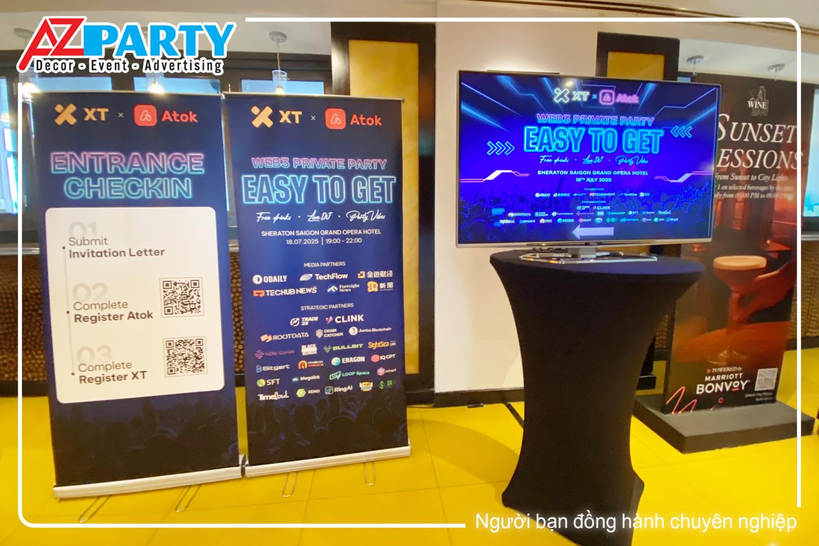 standee và tivi giúp thông tin sự kiện được rõ ràng hơn