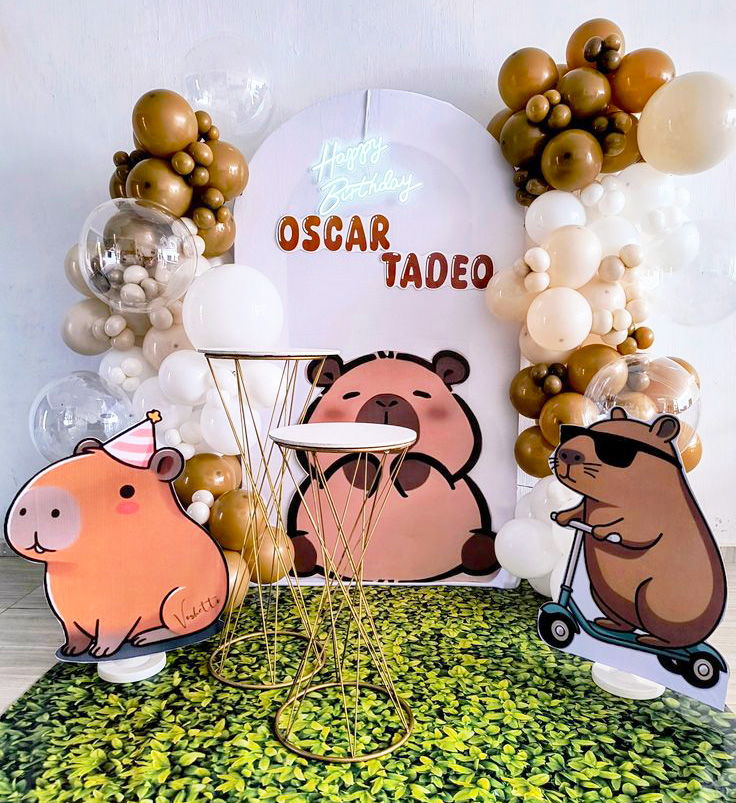 backdrop sinh nhật với 3 chú chuột capybara nổi bật