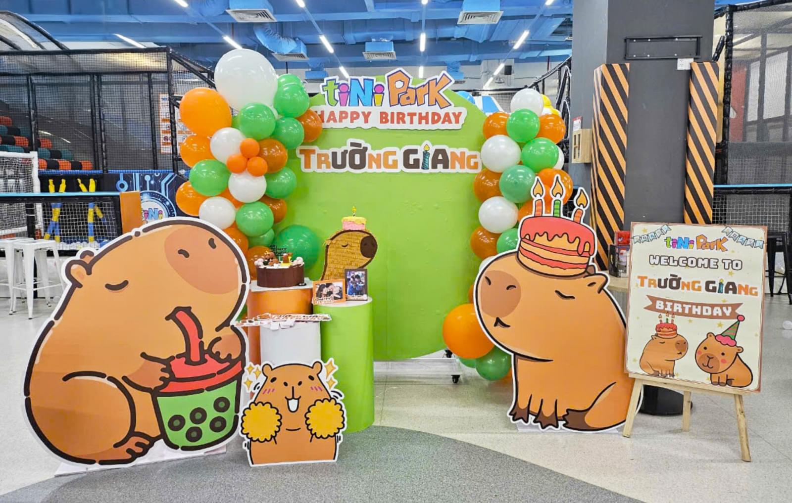 mẫu backdrop với 2 chú capybara siêu dễ thương