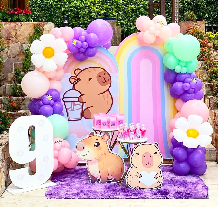 backdrop sinh nhật capybara nhiều màu sắc cho bé 9 tuổi