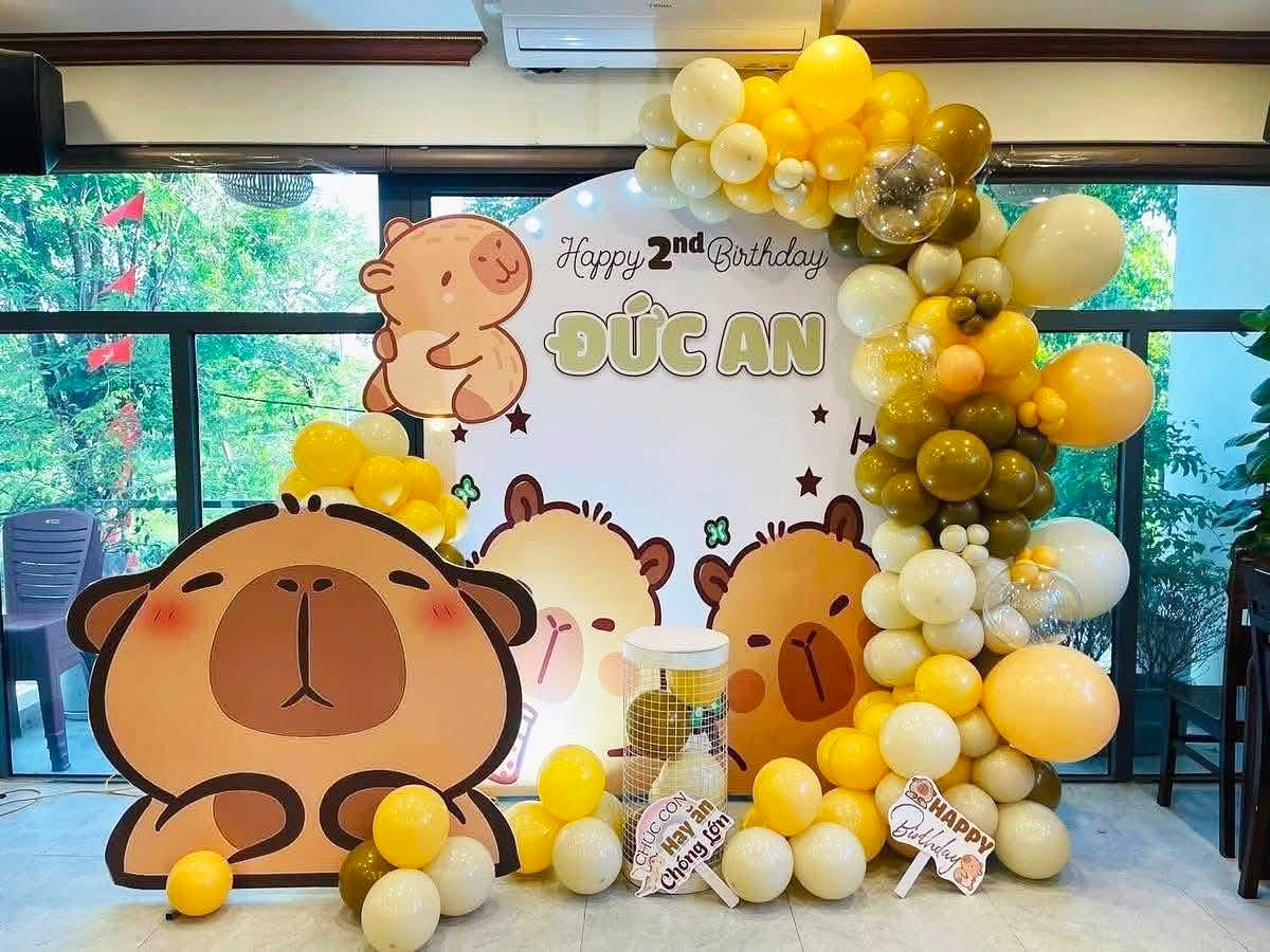 mẫu backdrop sinh nhật capybara với chi bi siêu dễ thương